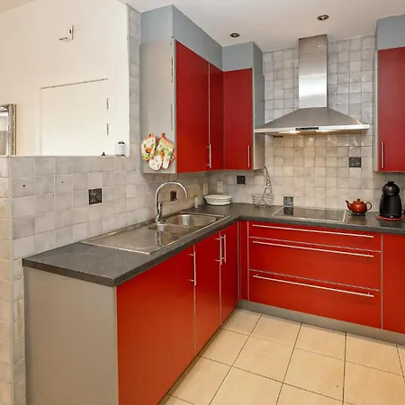 דירה Lovely In With Kitchen